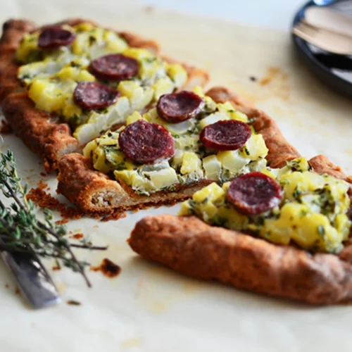 Πεϊνιρλί με πατάτα, θυμάρι και λουκάνικο